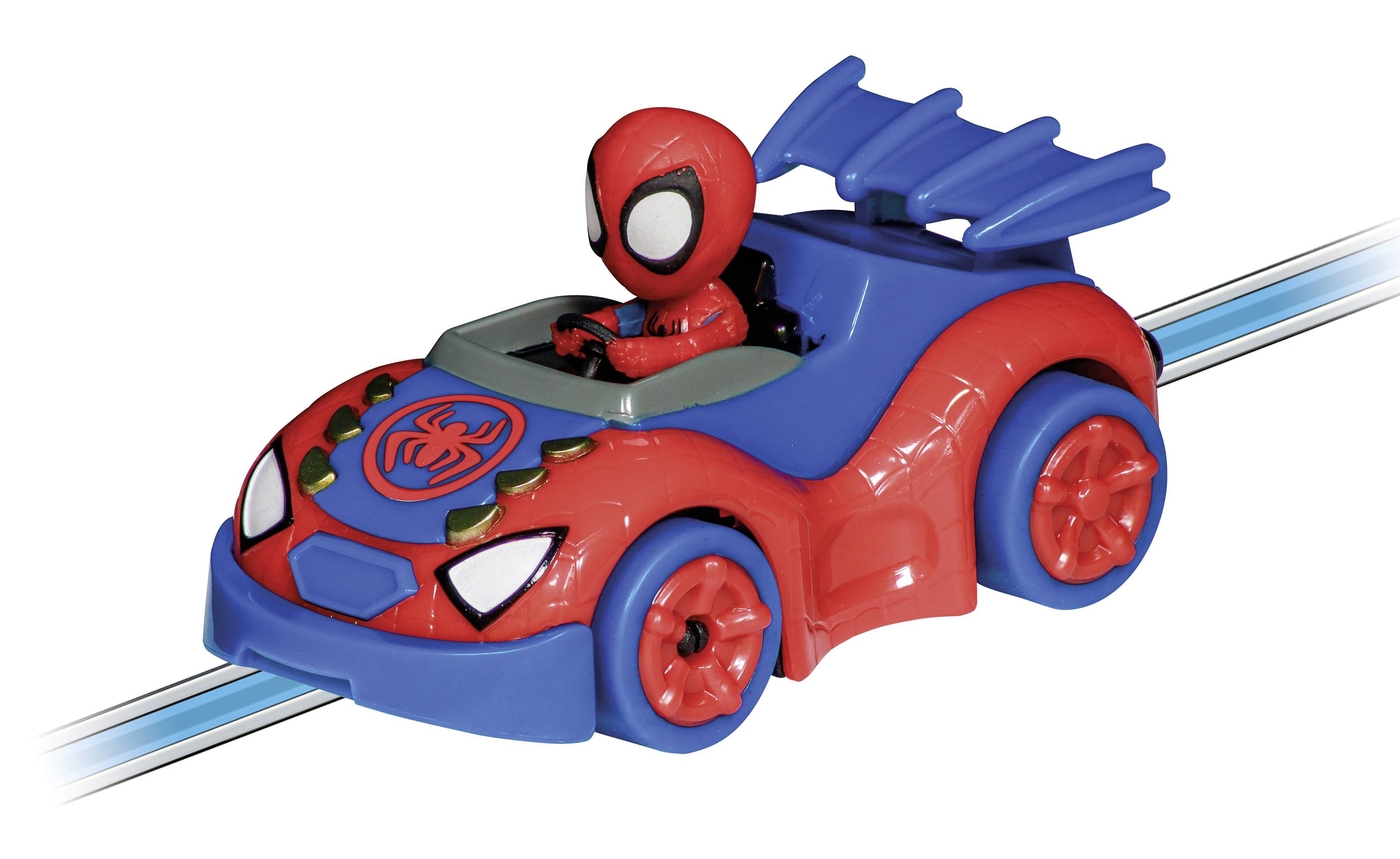 Une voiture jouet rouge et bleue avec un thème de super-héros, sur laquelle est assise une figurine masquée.