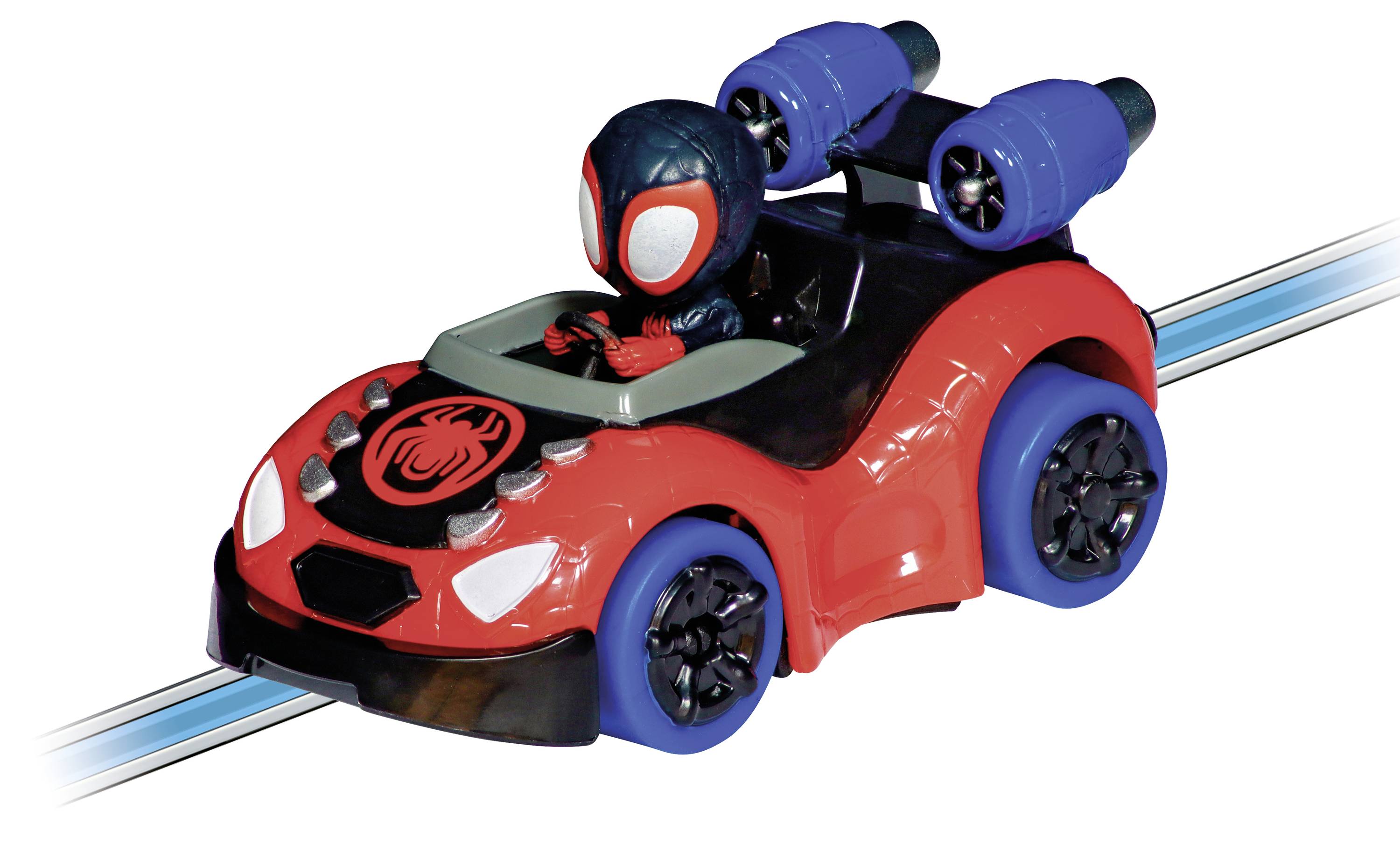 Une petite voiture de jouet en rouge et bleu, inspirée d'un superhéros célèbre, avec une figurine au volant et deux fusées bleues à l'arrière.