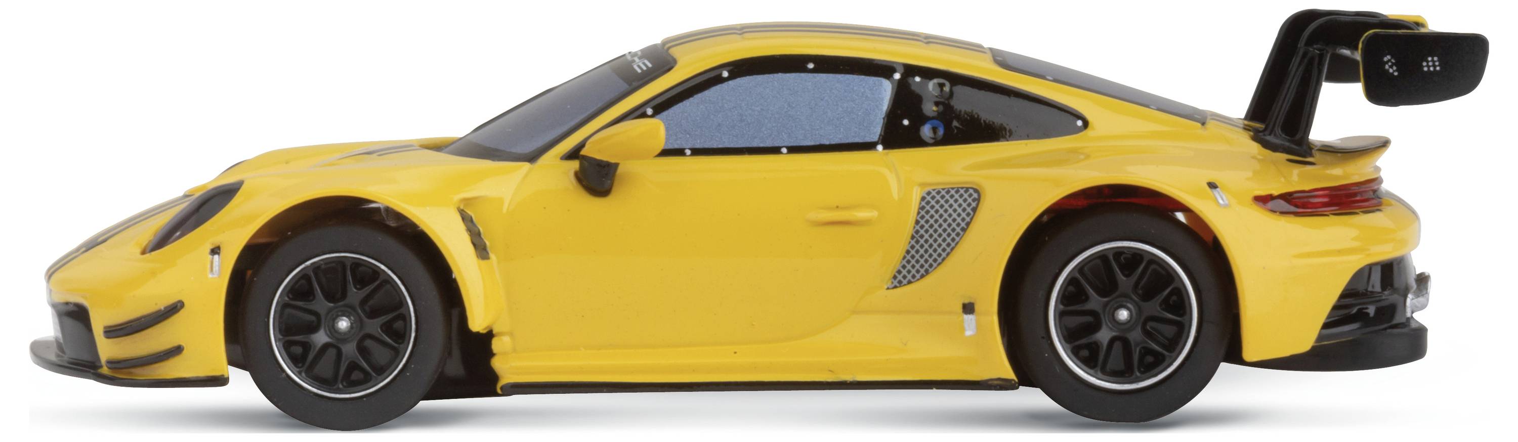 Voiture de jouet jaune de style sportif, vue de côté. La voiture est conçue avec de nombreux détails, comprenant un spoiler visible et des pneus de course.