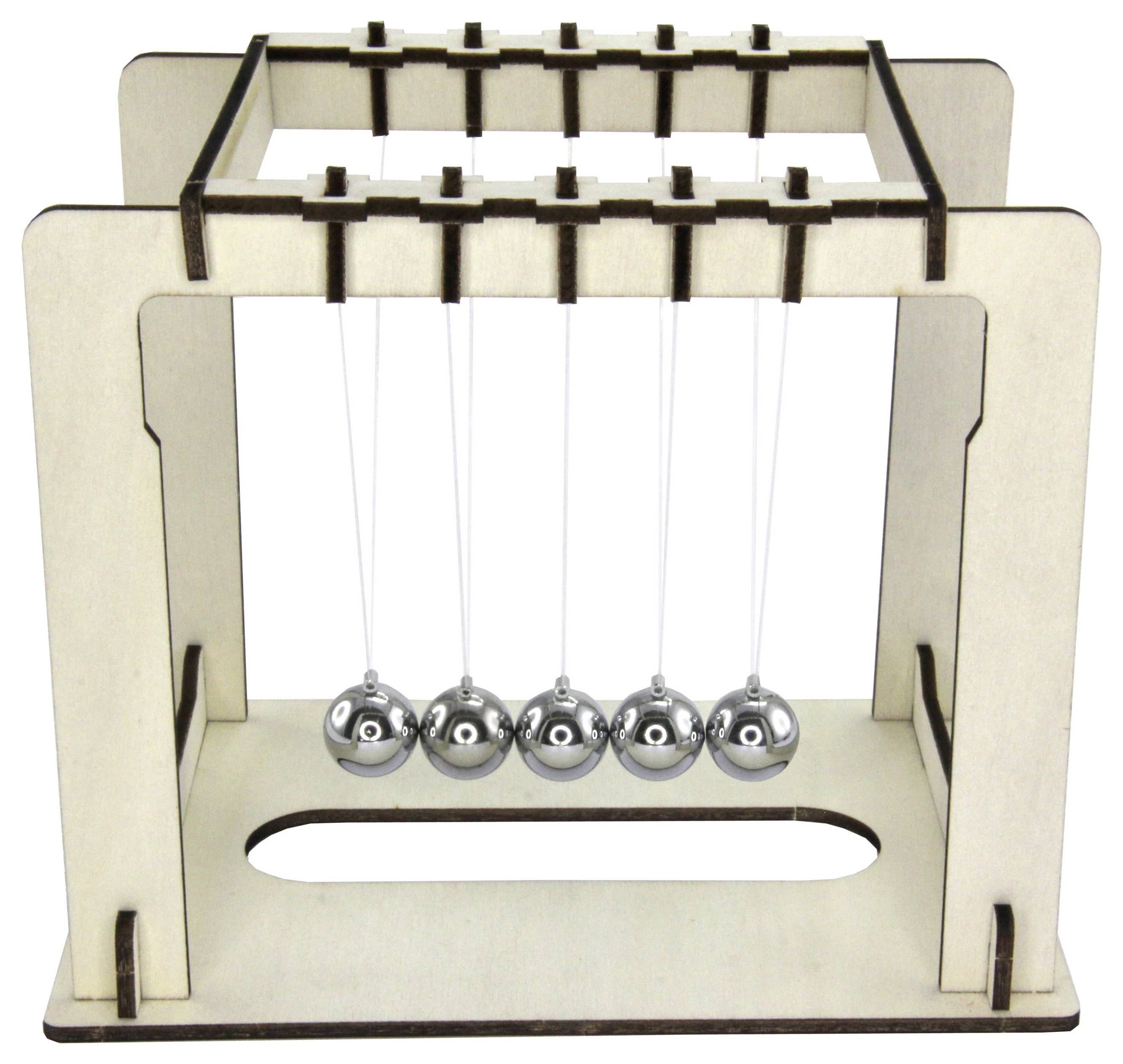 Un modèle de bureau en bois d'un pendule de Newton avec cinq boules d'argent, illustrant les principes physiques du mouvement.