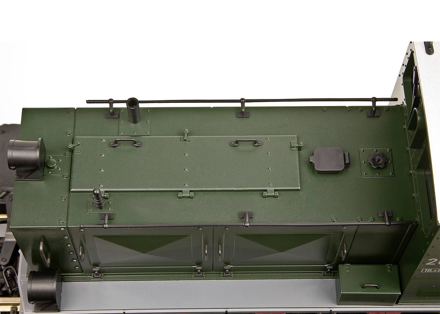 L'image montre le dessus d'une locomotive-modèle verte avec des détails techniques et des structures.