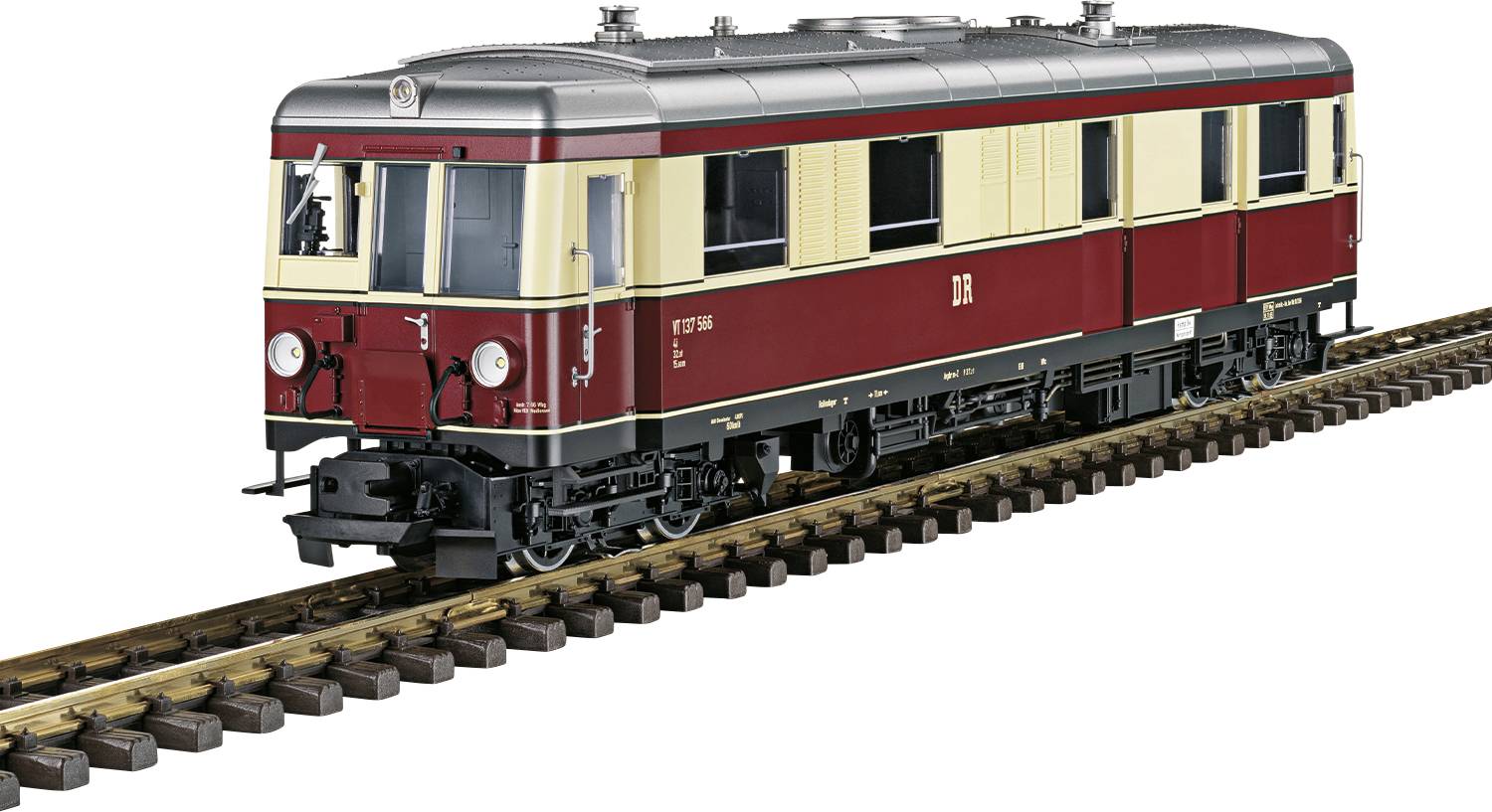 Un train miniature de la Deutsche Reichsbahn, peint en rouge foncé et beige, roule sur des rails.