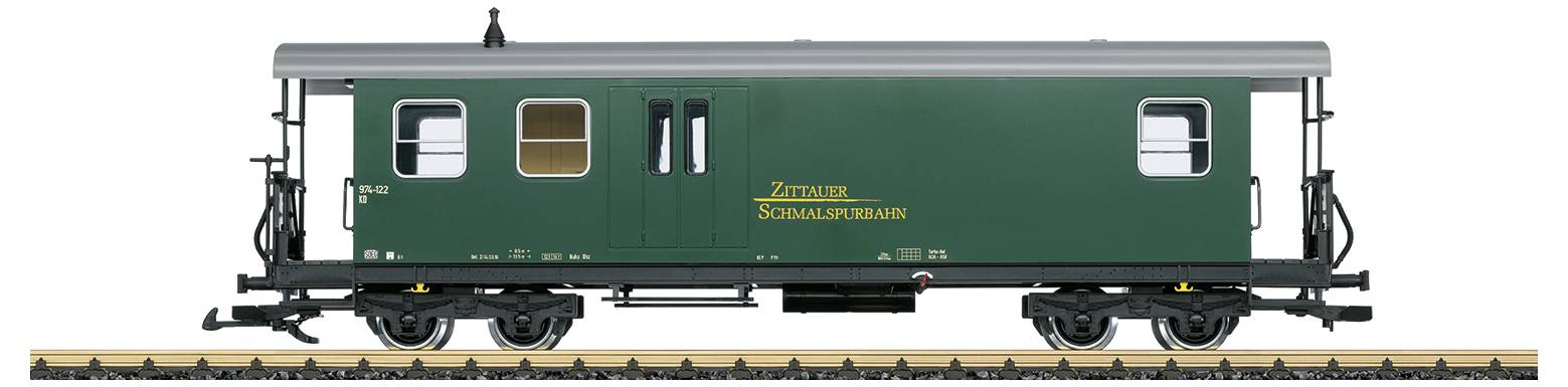 Un modèle d'un wagon vert de la ligne ferroviaire 'Zittauer Schmalspurbahn' est posé sur un morceau de rail.