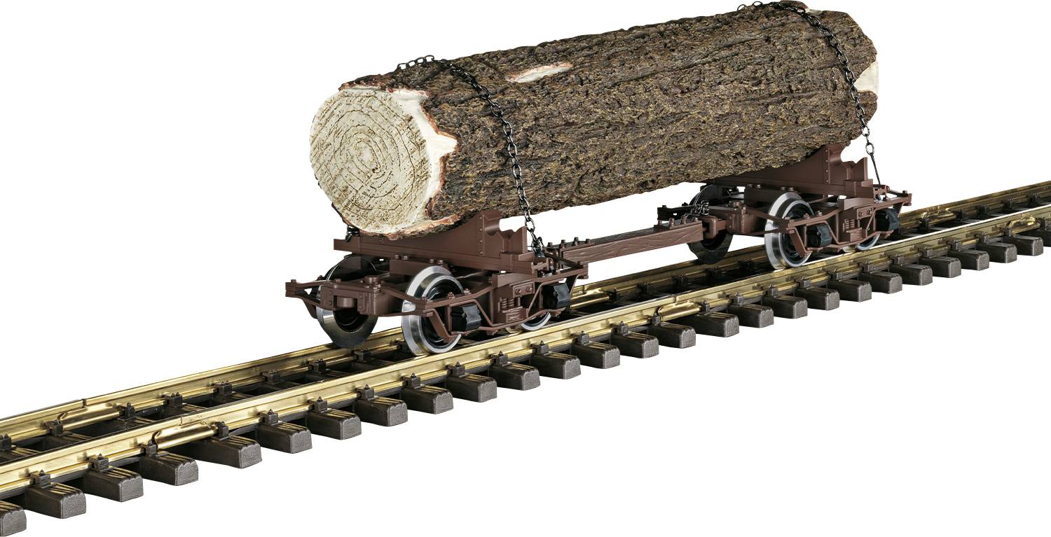 Un wagon de train miniature transporte un grand tronc d'arbre arrimé par des chaînes. Le wagon est posé sur une voie ferrée.