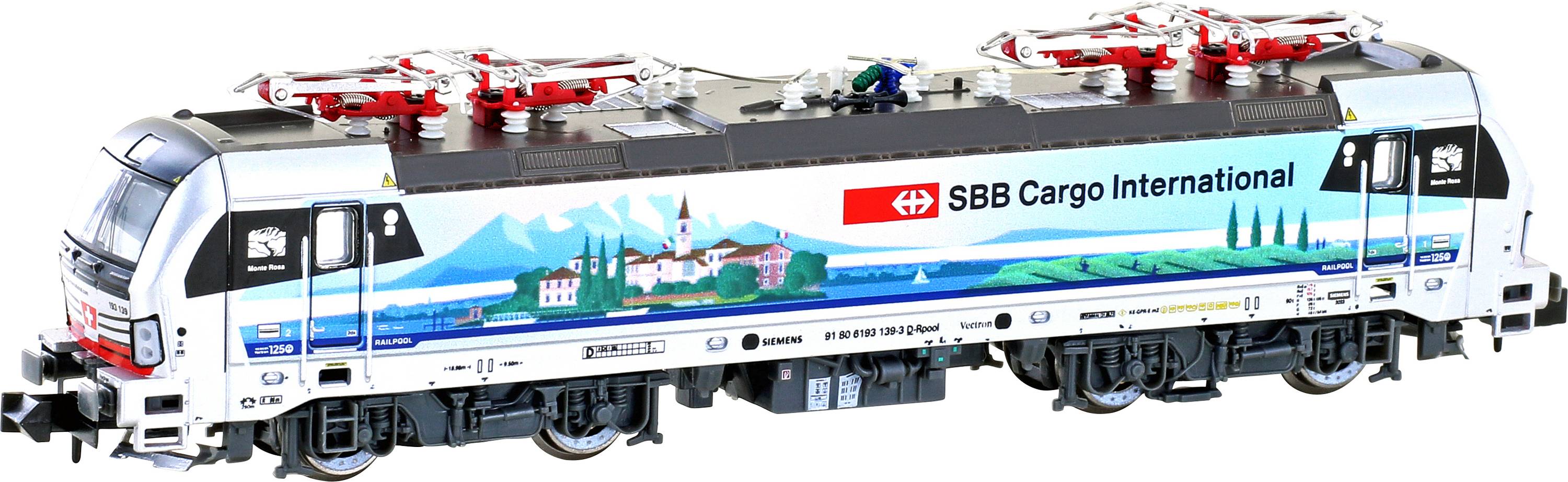 Un train miniature de SBB Cargo International avec un paysage peint sur le côté. La locomotive a deux pantographes sur le toit.