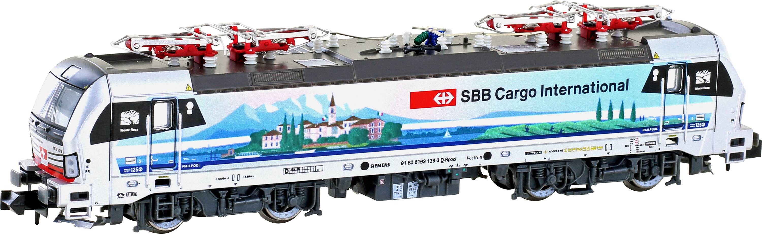 Un train miniature de 'SBB Cargo International' avec une peinture élaborée représente un paysage avec des montagnes et de l'eau.
