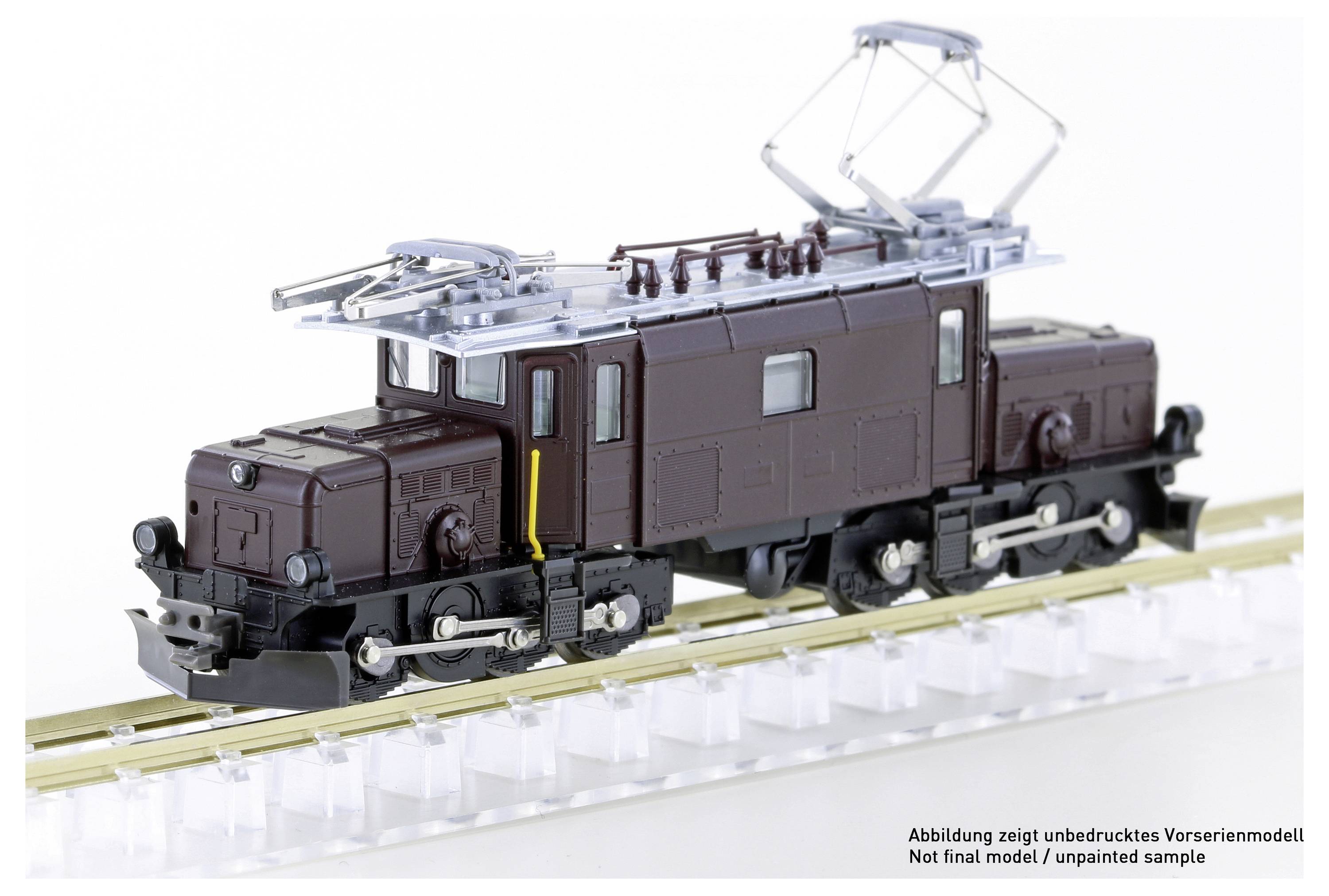 Modèle d'une locomotive électrique brune sur rails. Les contacts de caténaire et les composants détaillés sont visibles.