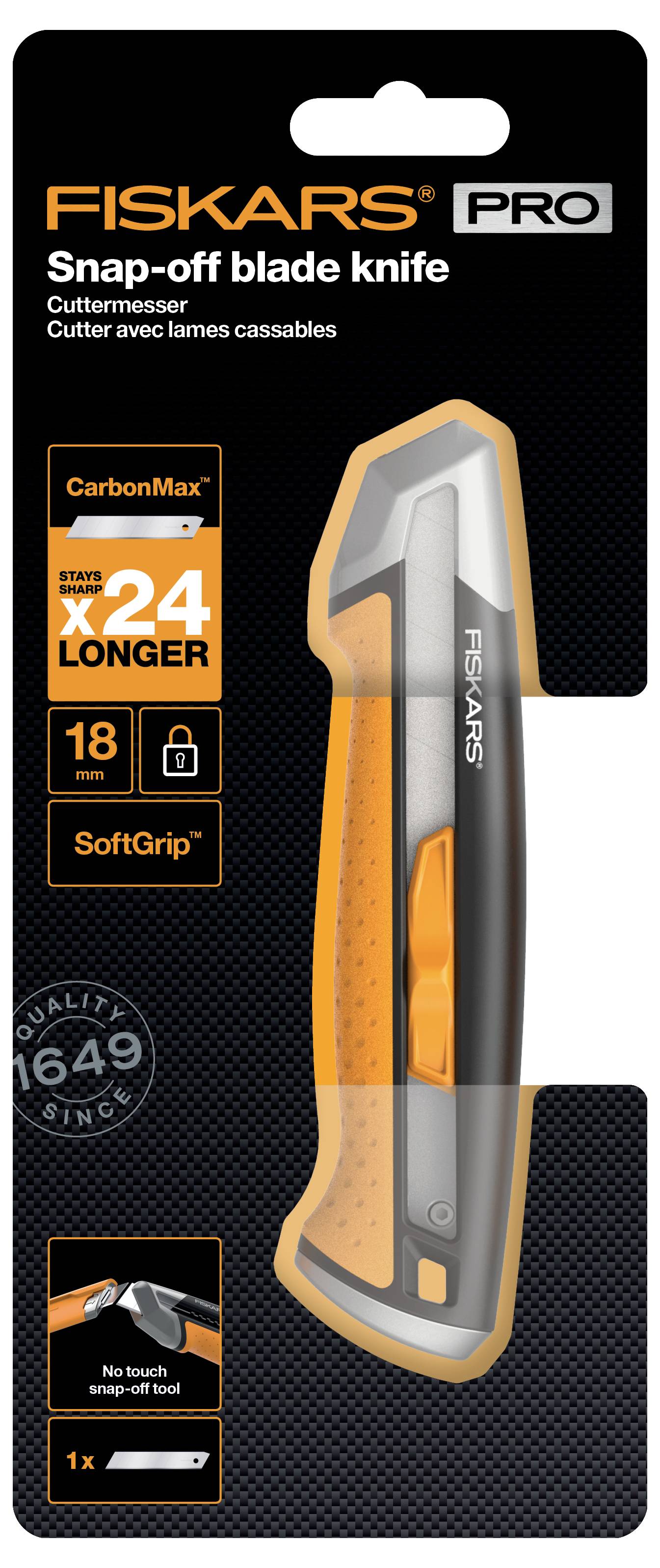 Couteau utilitaire 'FISKARS PRO' sur emballage en carton, avec lame saillante et poignée ergonomique, pour une coupe précise.