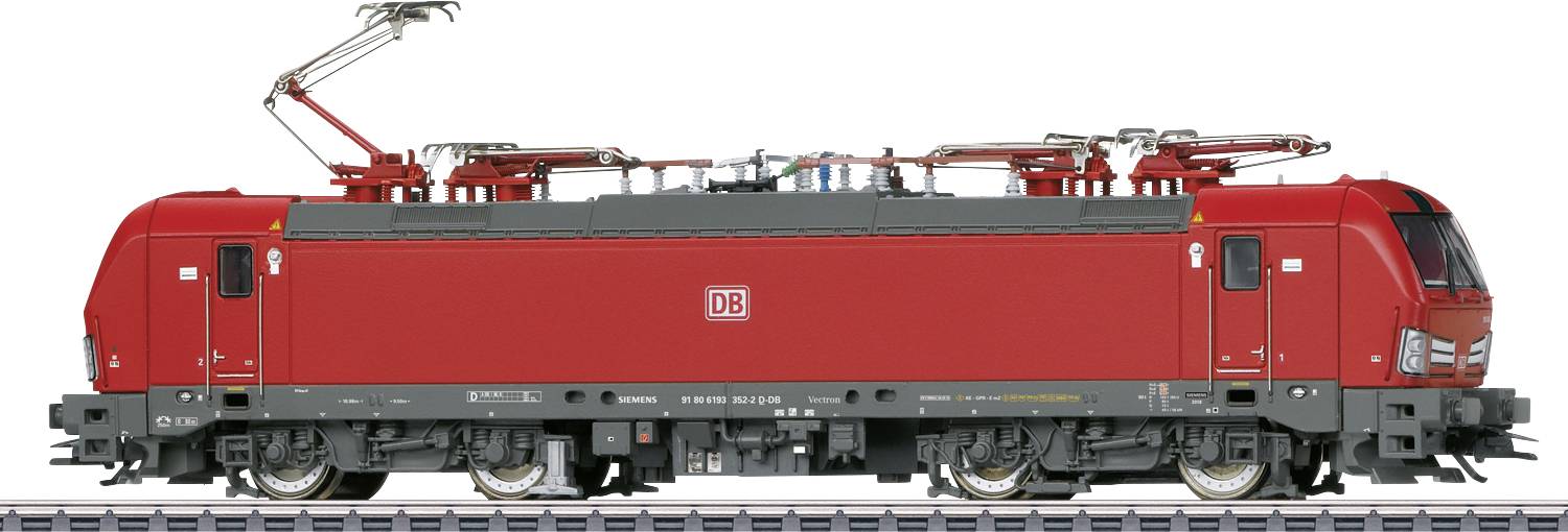 Une locomotive électrique rouge de la Deutsche Bahn sur une voie ferrée, vue latérale avec des pantographes visibles et le logo DB.