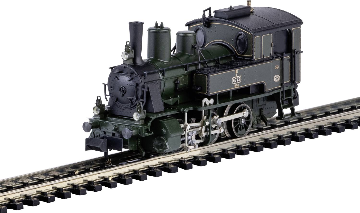 Un modèle vert d'une locomotive à vapeur sur un rail, détaillé avec cheminée et roues. Aucun arrière-plan visible.