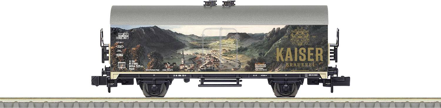 Un wagon de marchandises avec un motif de paysage et l'inscription 'Kaiser'. Y est représenté un paysage fluvial pittoresque avec des villages et des montagnes.