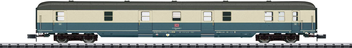 Un modèle d'un wagon ferroviaire historique peint en bleu et beige, avec plusieurs fenêtres, posé sur une voie ferrée.