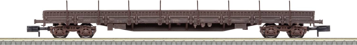 Un wagon de chemin de fer brun avec une plateforme plate est stationné sur une voie ferrée. Le wagon ne porte aucune charge ou décoration visible.