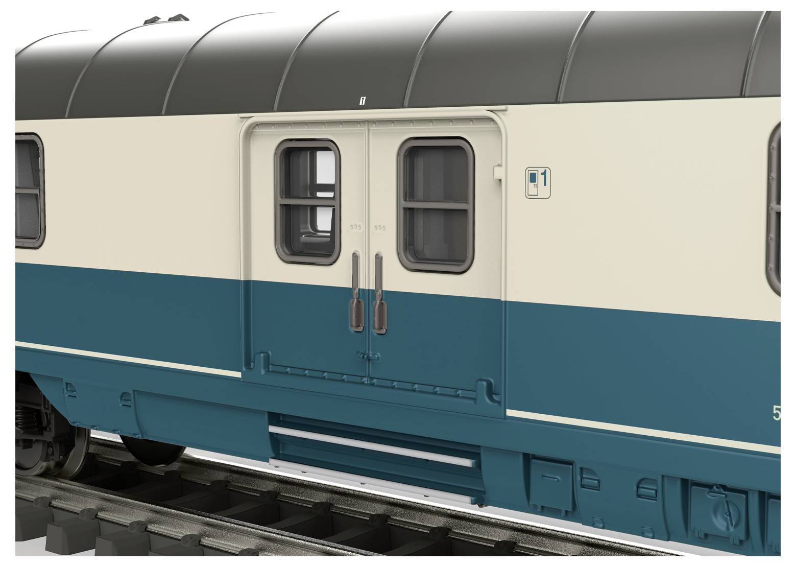 Un wagon de train bleu et beige ancien est stationné sur des rails. La porte, placée au centre, possède deux fenêtres et un '1' est inscrit au-dessus de la porte.