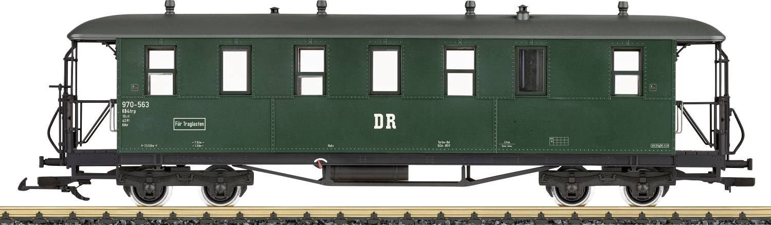 Wagon de voyageurs vert de la Deutsche Reichsbahn sur des rails, représenté de côté, avec plusieurs fenêtres et l'inscription 'DR'.