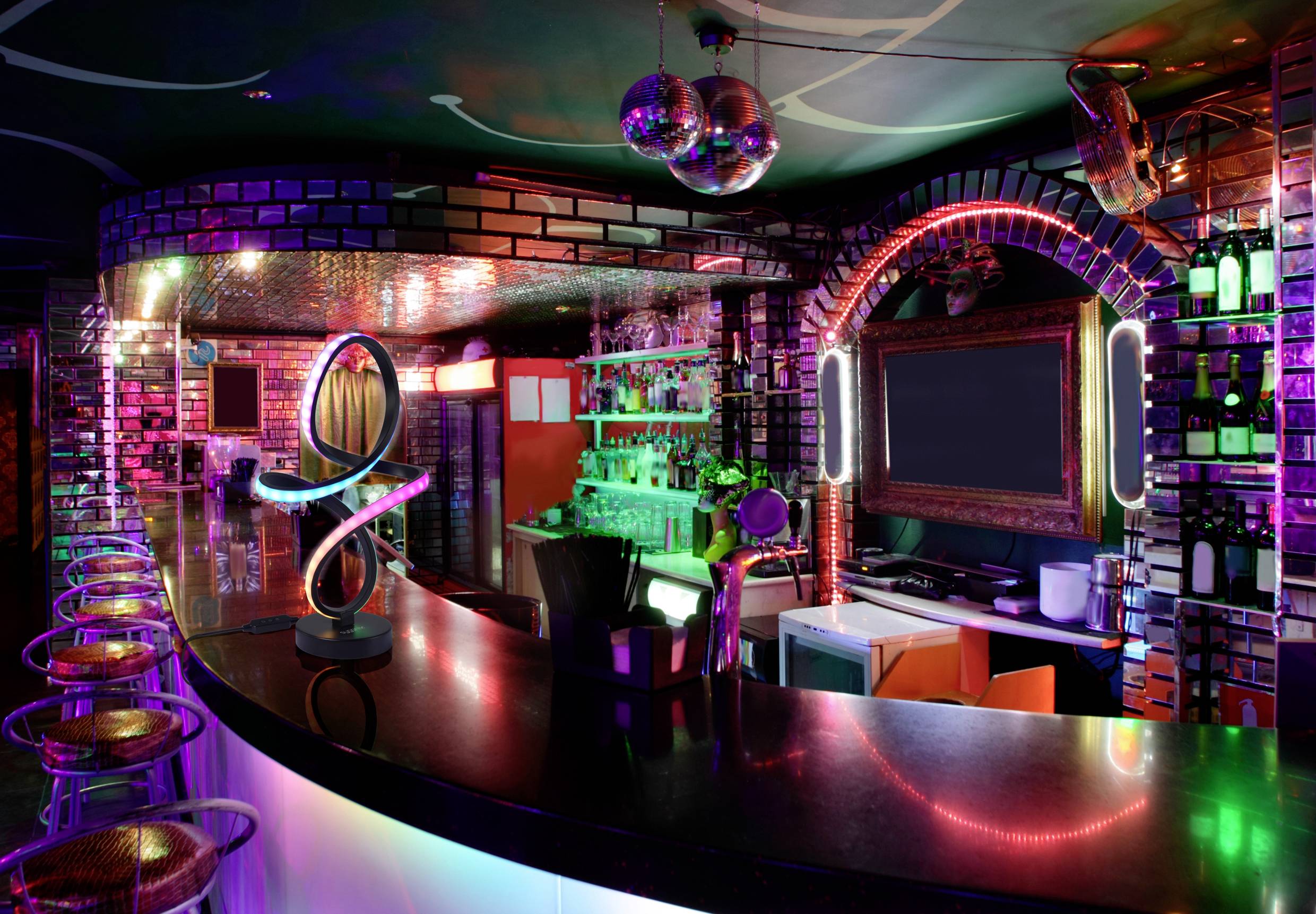 Un club de nuit animé aux lumières néon colorées, un bar brillant avec des tabourets hauts, un grand miroir et des étagères garnies de bouteilles dans un cadre plein de vie.