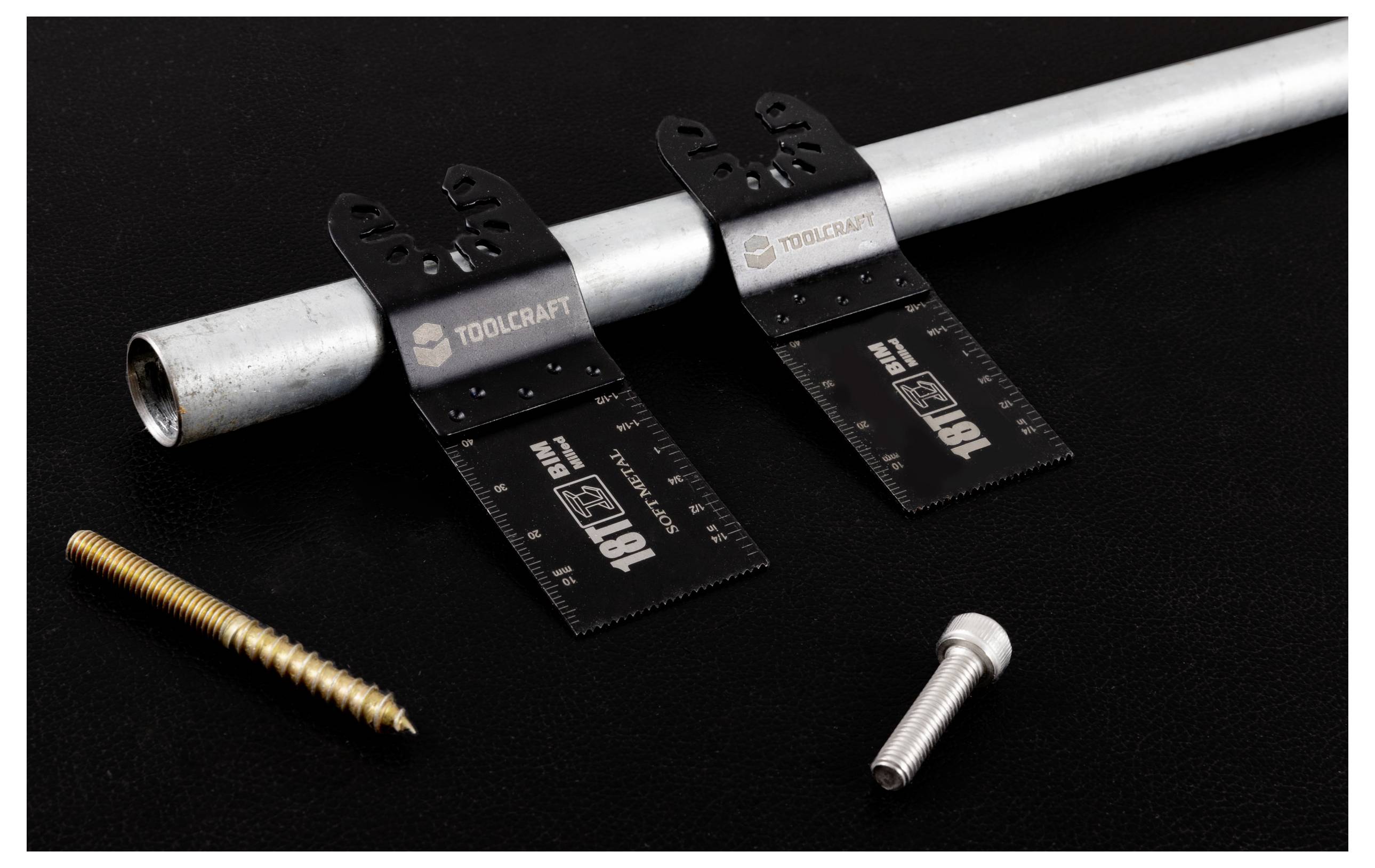 Un tuyau métallique et deux outils de mesure noirs portant la marque « TOOLCRAFT » sont posés sur une surface sombre, à côté d'une vis dorée et d'un boulon argenté.