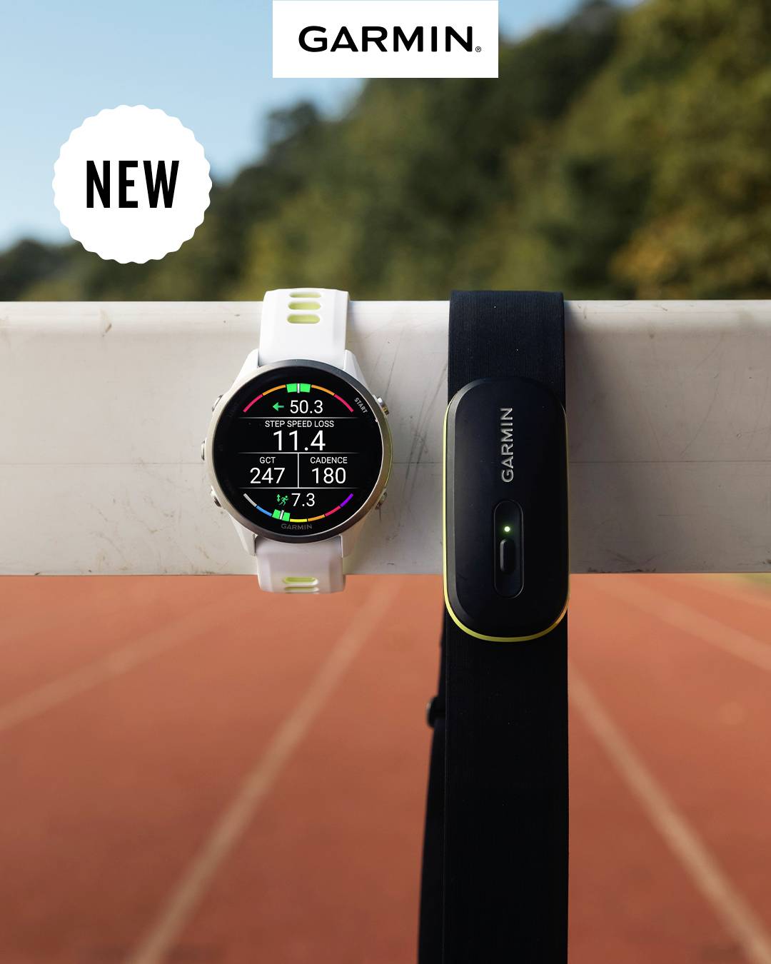 Smartwatch 'Garmin' et moniteur de fréquence cardiaque sur une rambarde avec piste de course en arrière-plan. Texte 'NEW' et 'Garmin'.