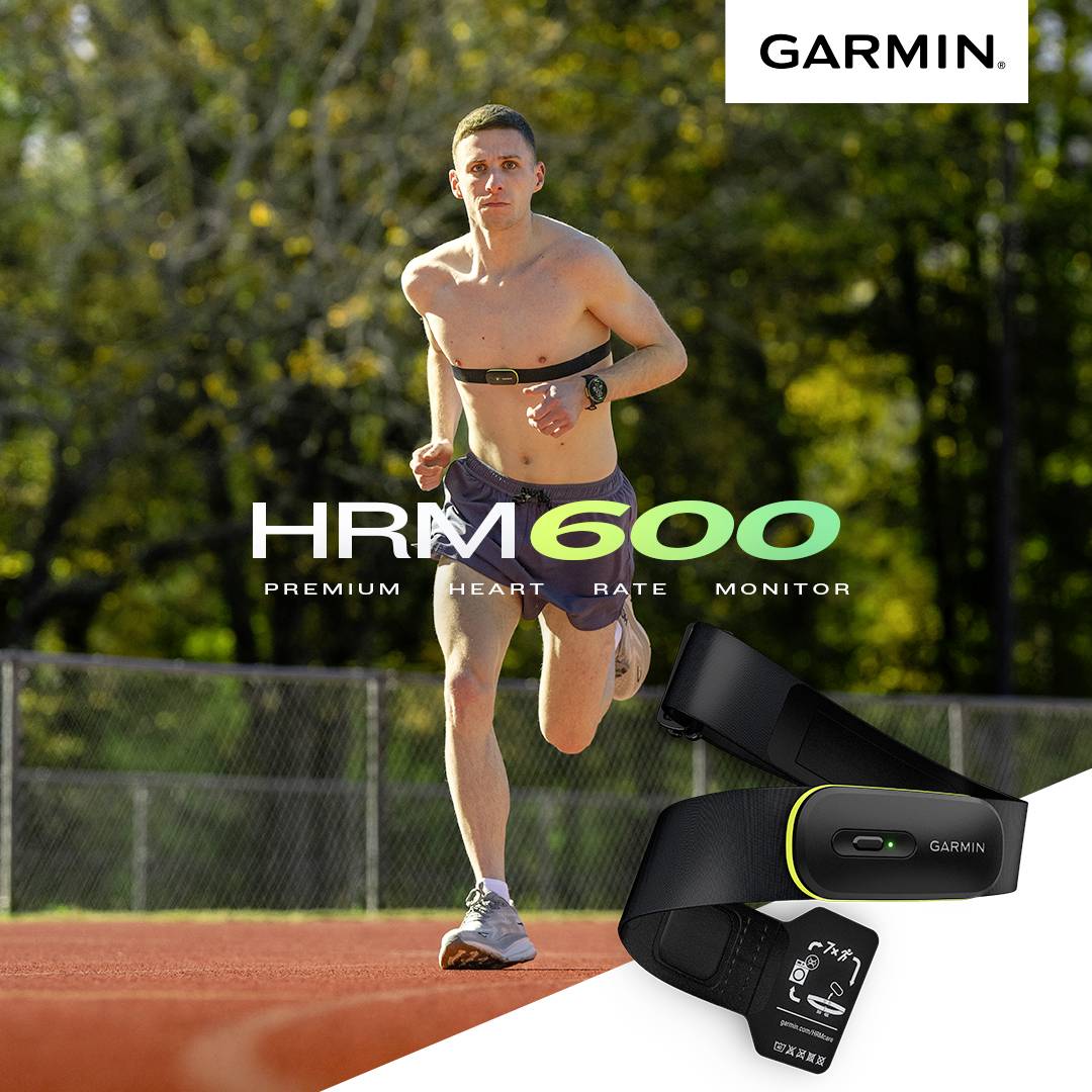 Un coureur s'entraîne sur une piste de course rouge avec un cardiofréquencemètre sur la poitrine. Au premier plan, un appareil Garmin HRM 600.