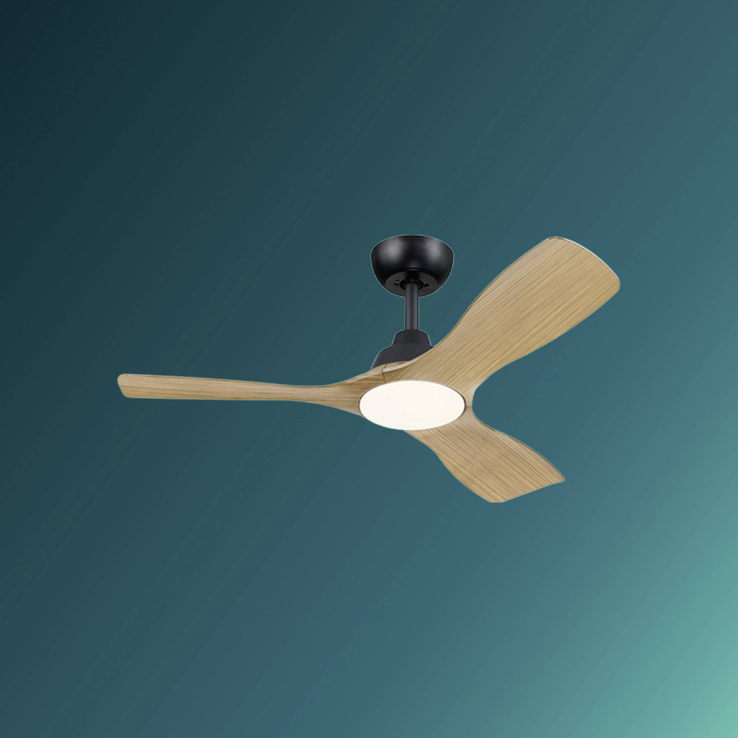 Ventilateur de plafond avec trois pales en bois et un éclairage central blanc sur un fond vert.