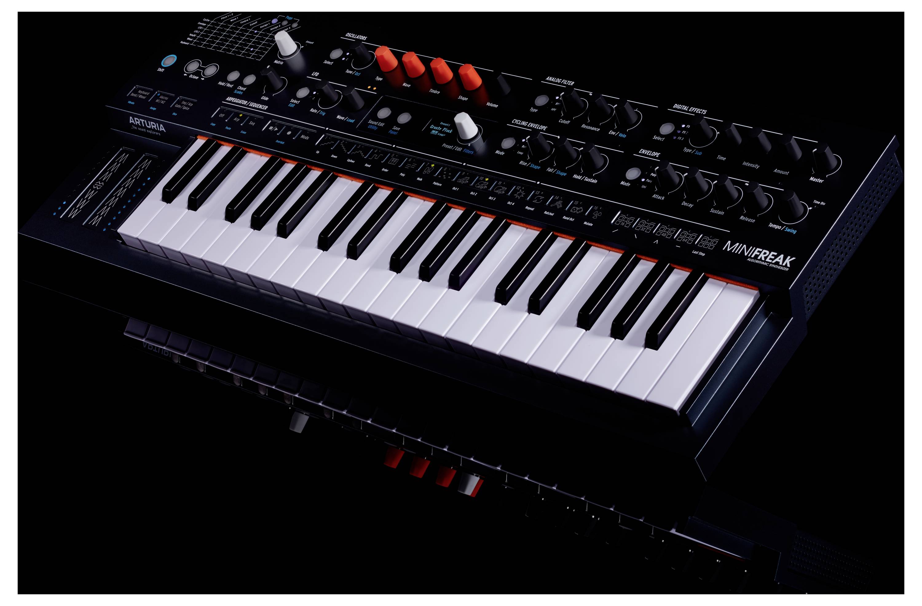 Un instrument de musique électronique noir avec des touches blanches et noires, plusieurs boutons de réglage et commutateurs ; un synthétiseur.