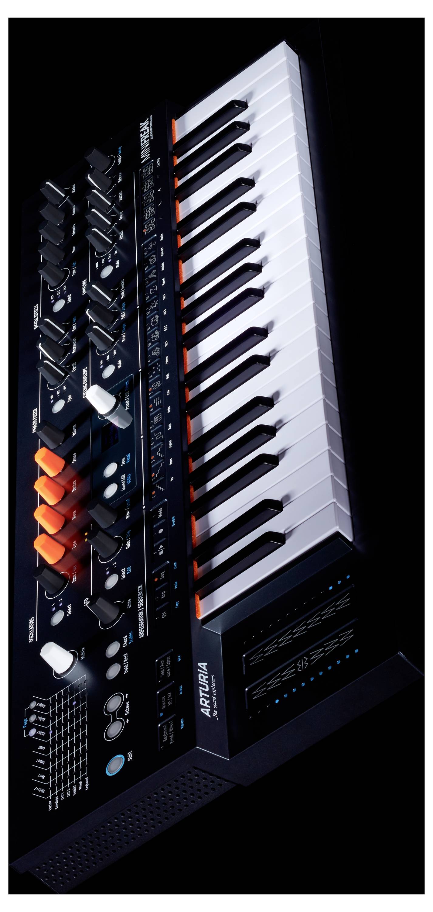 Un synthétiseur analogique avec 25 touches et différents boutons rotatifs, curseurs et un écran pour contrôler les réglages sonores.