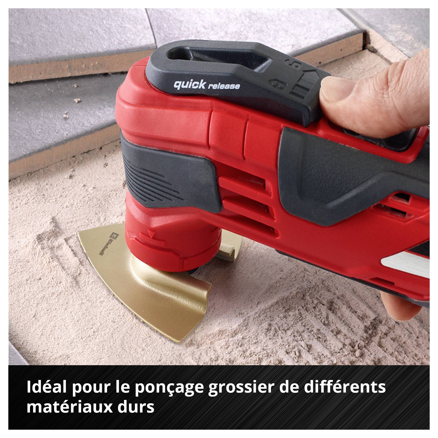 Un outil électrique rouge avec une tête de ponçage dorée en train de poncer des carreaux de sol. Texte : Idéal pour le dégrossissage de matériaux durs.