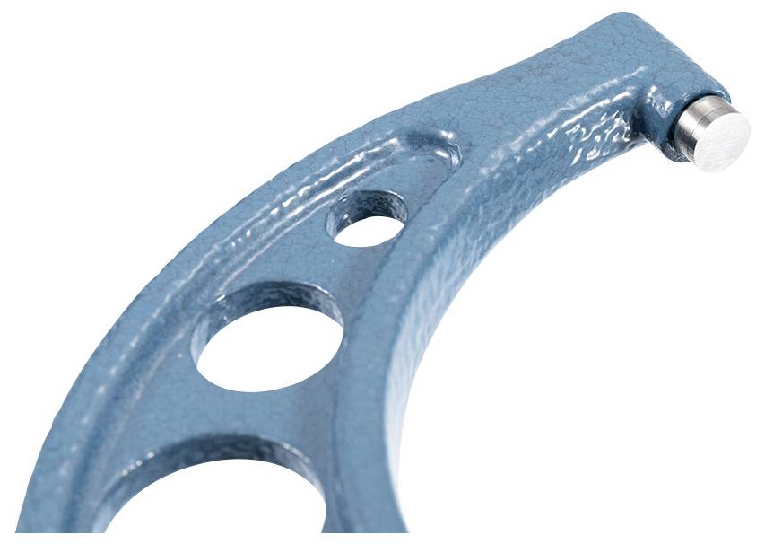 Une jauge incurvée bleue en métal avec trois ouvertures circulaires et une petite saillie cylindrique sur l'un de ses côtés.