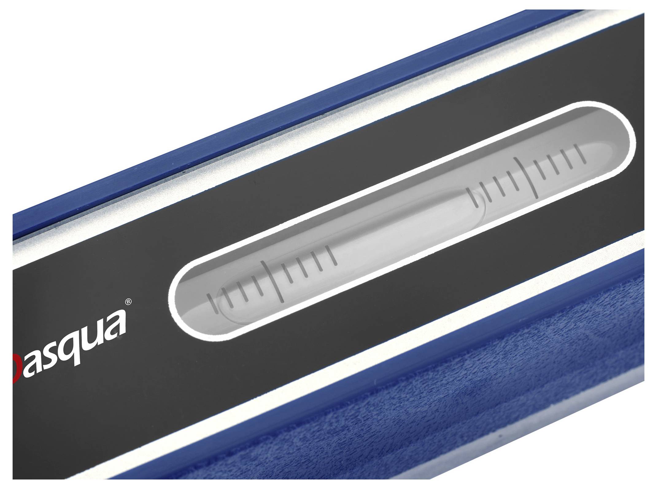 Un gros plan d'un outil de nivellement avec un tube à bulle transparent indiquant un niveau de précision. L'échelle affiche « 0,05 mm/m ».