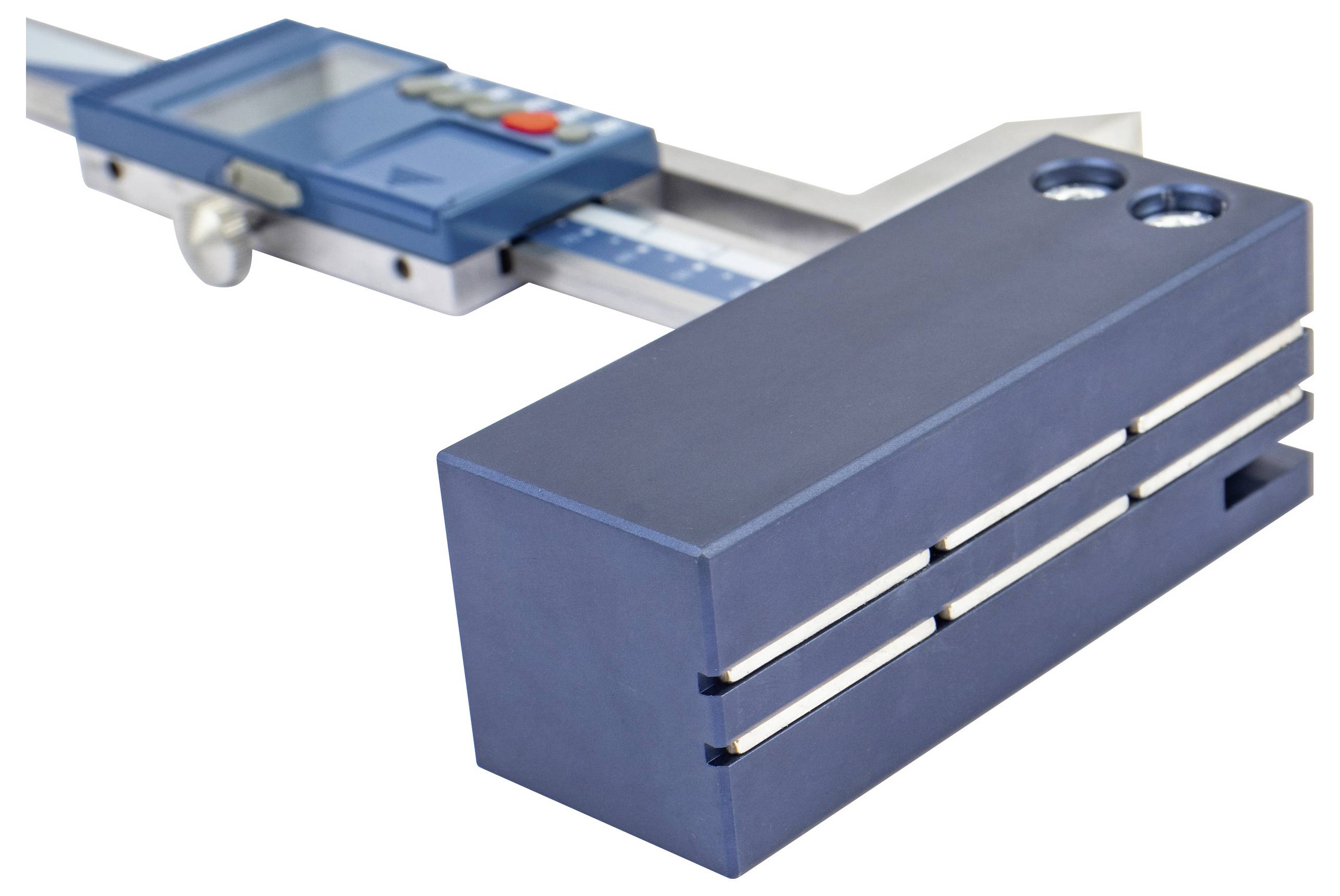 Pied à coulisse numérique avec un bloc bleu, utilisé pour des mesures précises.