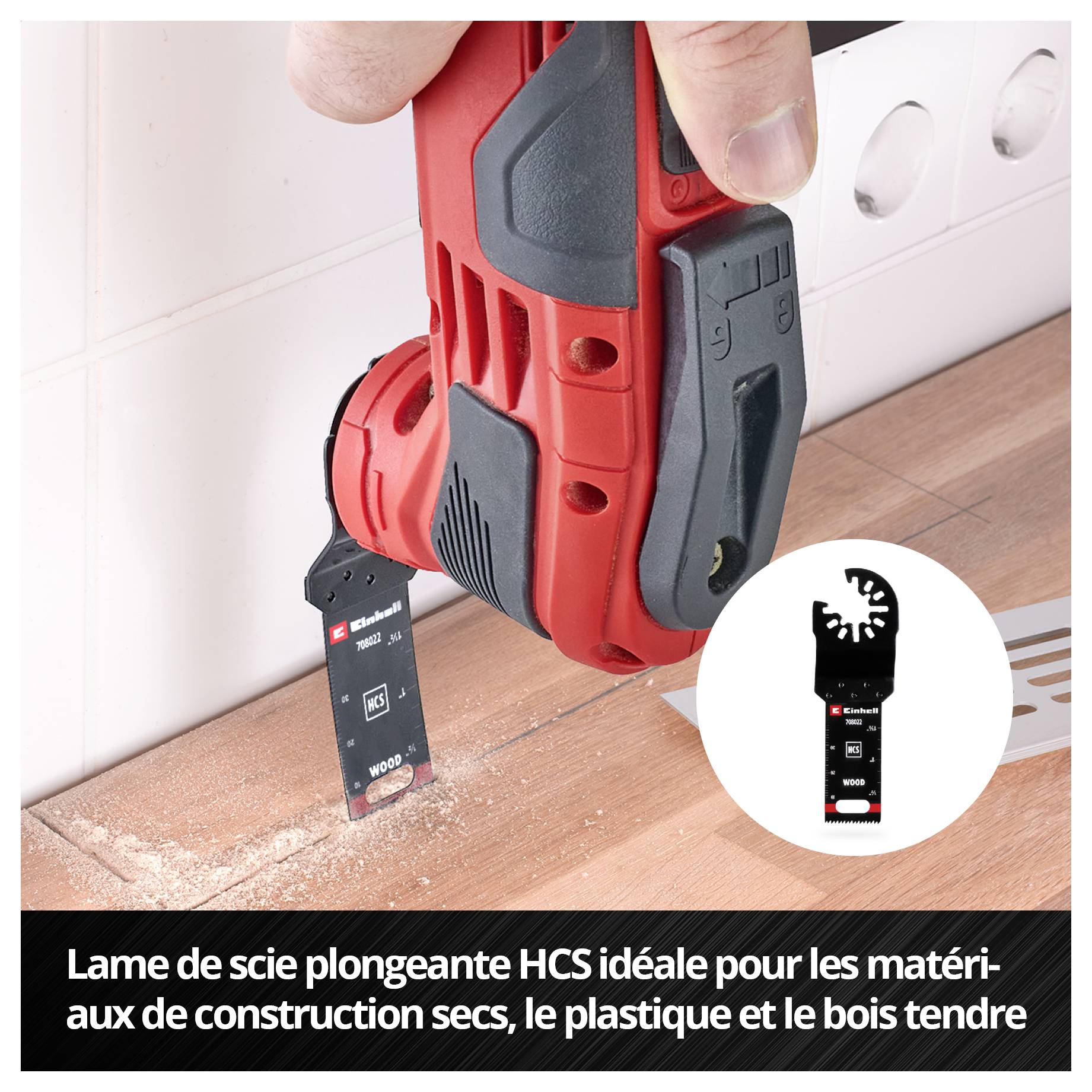 Quelqu'un utilise un outil multifonction électrique avec une lame de scie pour couper du bois. Le texte dit : « Lame de scie plongeante HCS idéale pour matériaux de construction sèche, plastique et bois tendre ».