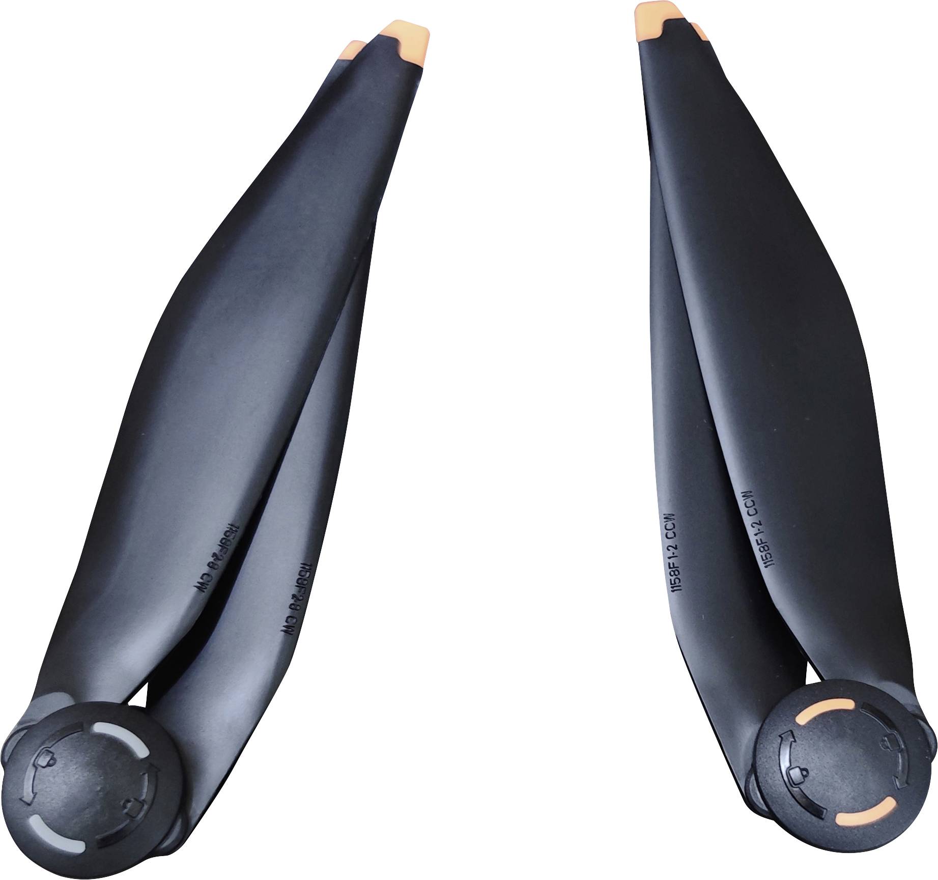 Deux hélices de drone noires pliées avec des extrémités orange sont présentées, chacune fixée à un moyeu circulaire, orientées dans des directions opposées.