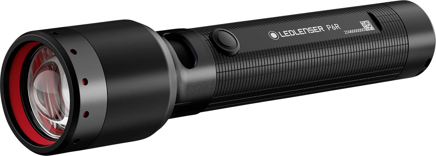 Une lampe de poche LED noire, modèle P6R, avec une poignée texturée et un bord intérieur de lentille rouge, présentée sous un angle latéral.