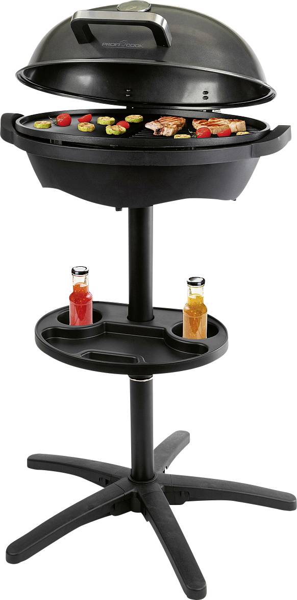 Un grill électrique noir et rond est posé sur un socle élevé à base trépied, contenant de la viande et des légumes grillés. Deux bouteilles de condiments sont placées sur un plateau inférieur.
