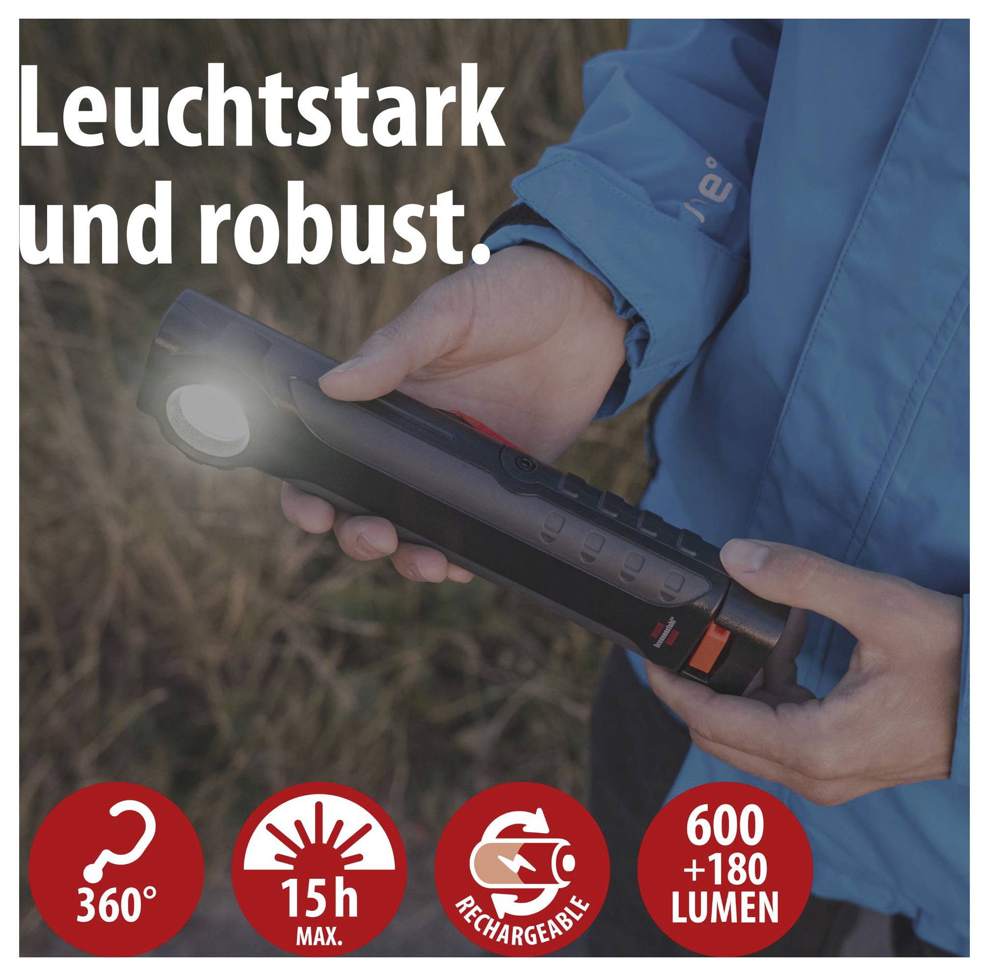 Une personne tient une lampe de poche noire à l'extérieur; texte: « Très lumineux et robuste. » ainsi que des symboles pour 360°, 15 h max., rechargeable et 600 + 180 lumens.