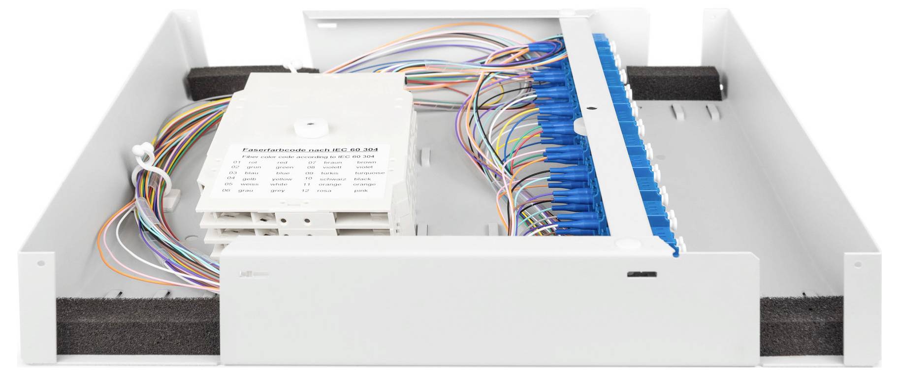 Une boîte de distribution à fibre optique blanche avec plusieurs câbles multicolores connectés à une rangée de ports bleus à l'intérieur.