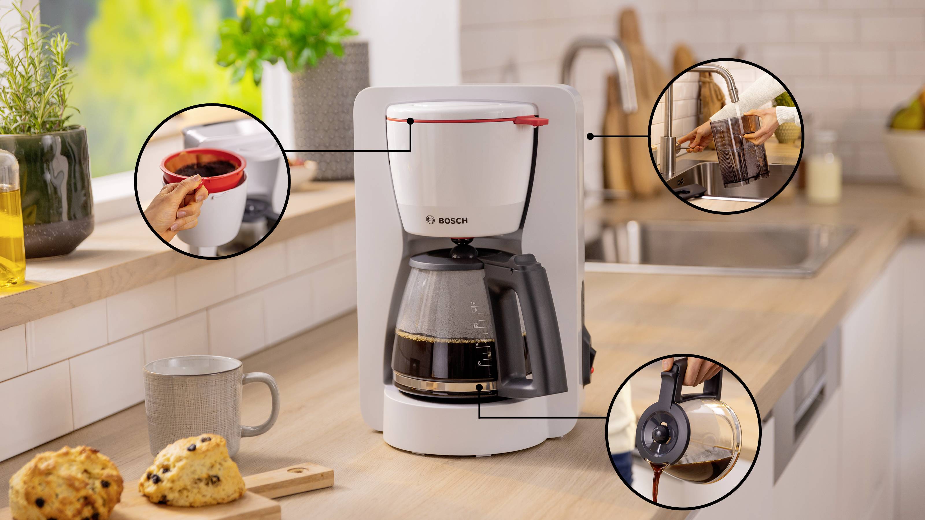 Une cafetière posée sur un plan de travail de cuisine prépare du café dans une carafe en verre. Des images encadrées montrent une main versant le café et installant l'appareil.