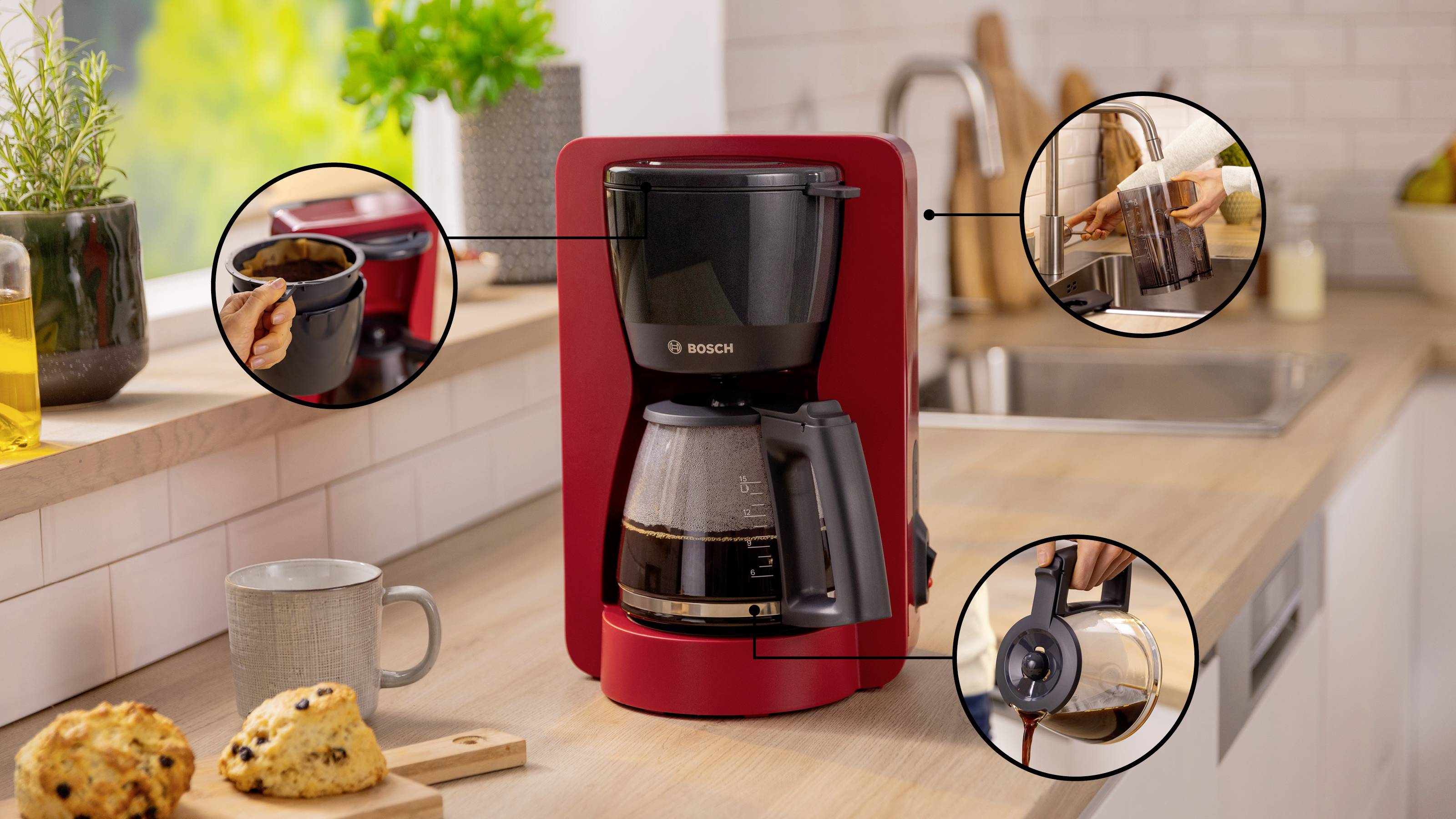 Un cafetière rouge sur un plan de travail de cuisine avec du café préparé visible. Des vignettes montrent les étapes de remplissage avec de l'eau et du café moulu, et de versement du café.