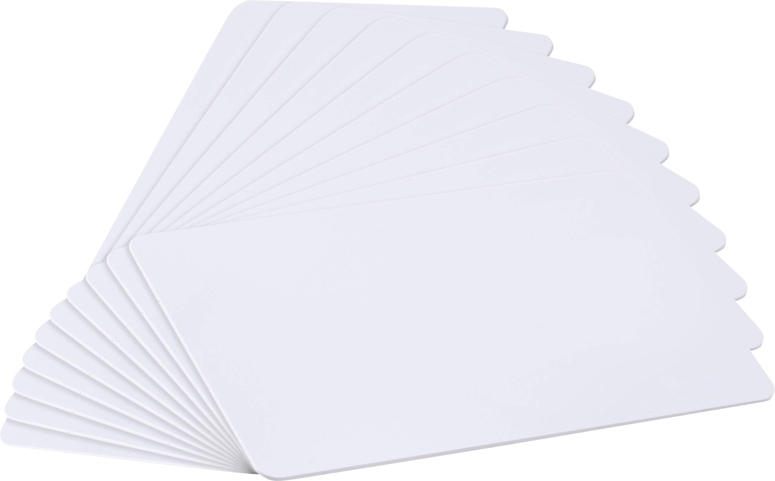 Une pile éventée de cartes blanches vierges en plastique, inclinée pour la présentation, sur un fond blanc.
