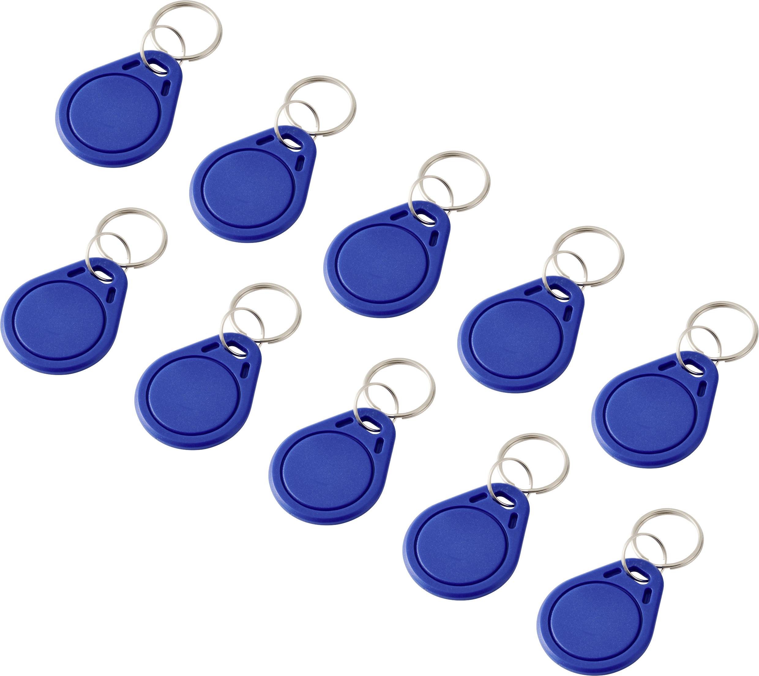 Neuf porte-clés bleus avec des anneaux en métal disposés dans un motif aléatoire.