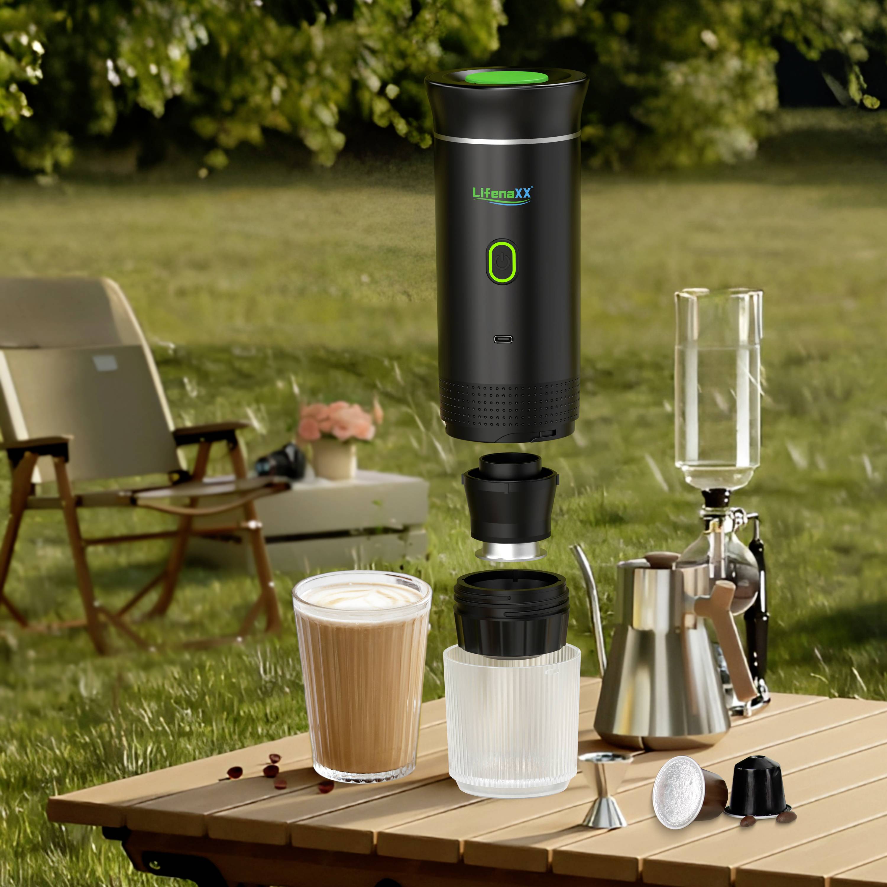 Un appareil à espresso portable posé sur une table de pique-nique avec un cappuccino, un moulin à café, et du mobilier d'extérieur en arrière-plan.