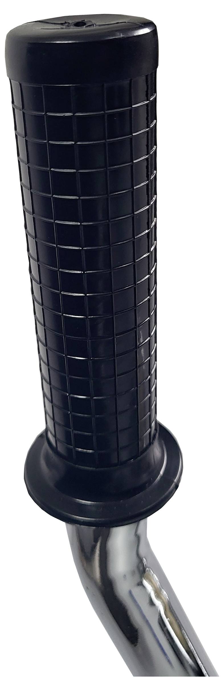 Un gros plan sur une poignée de guidon texturée noire sur une barre métallique brillante, suggérant qu'elle fait partie d'un vélo ou d'une trottinette.