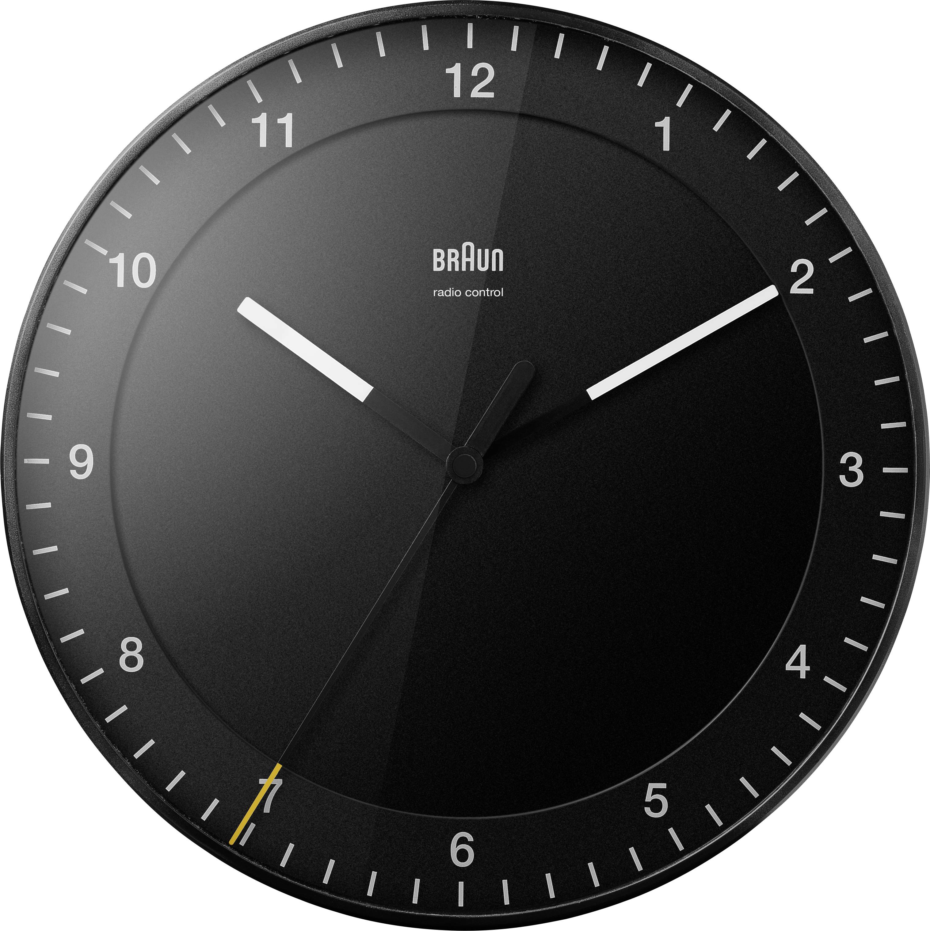 Une horloge murale circulaire noire avec des aiguilles blanches pour les heures et les minutes, une fine aiguille jaune pour les secondes, et des marques blanches pour les heures sur un cadran noir.