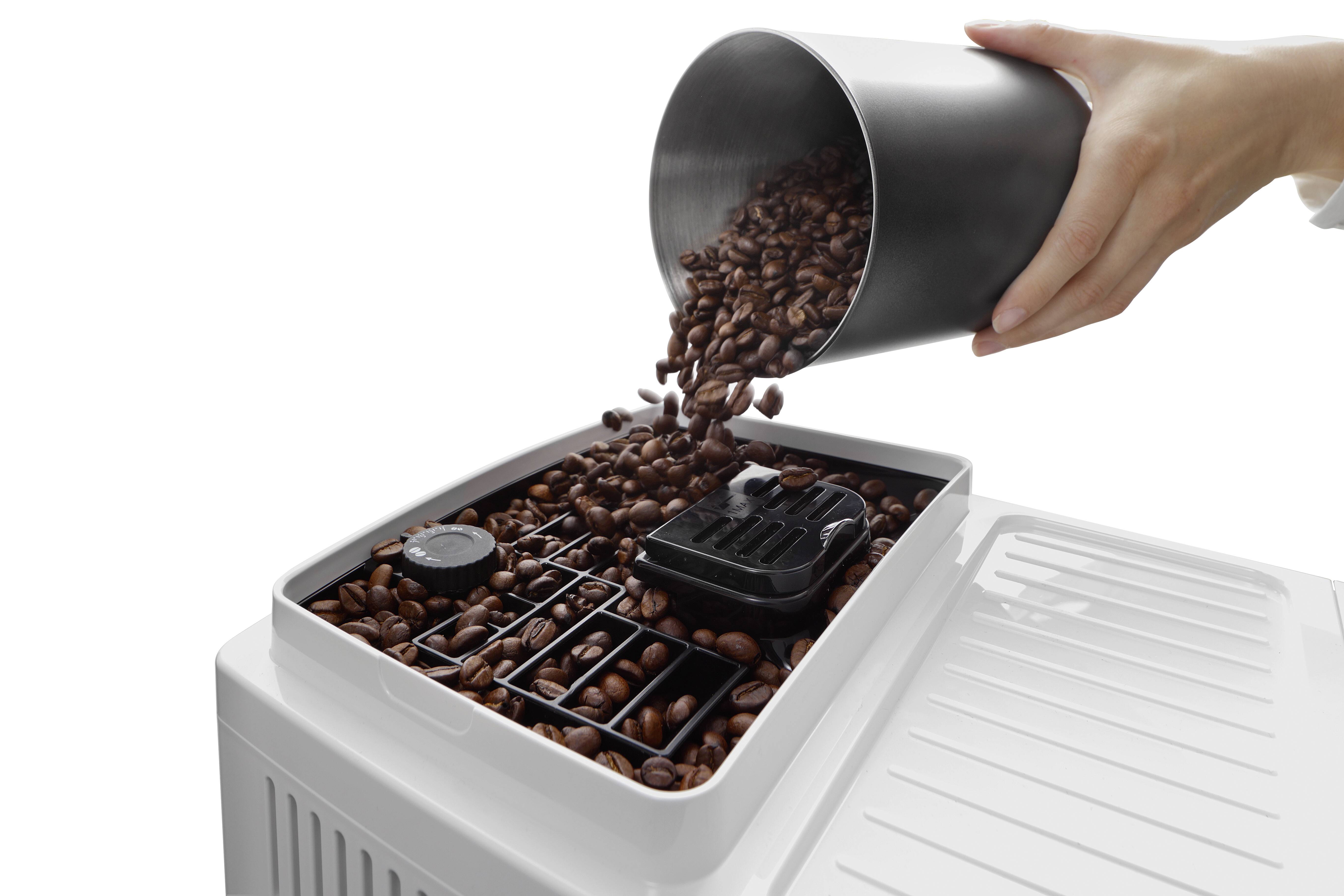 Verser des grains de café dans le compartiment à grains d'une machine à café blanche, mettant en évidence la préparation de la préparation du café.