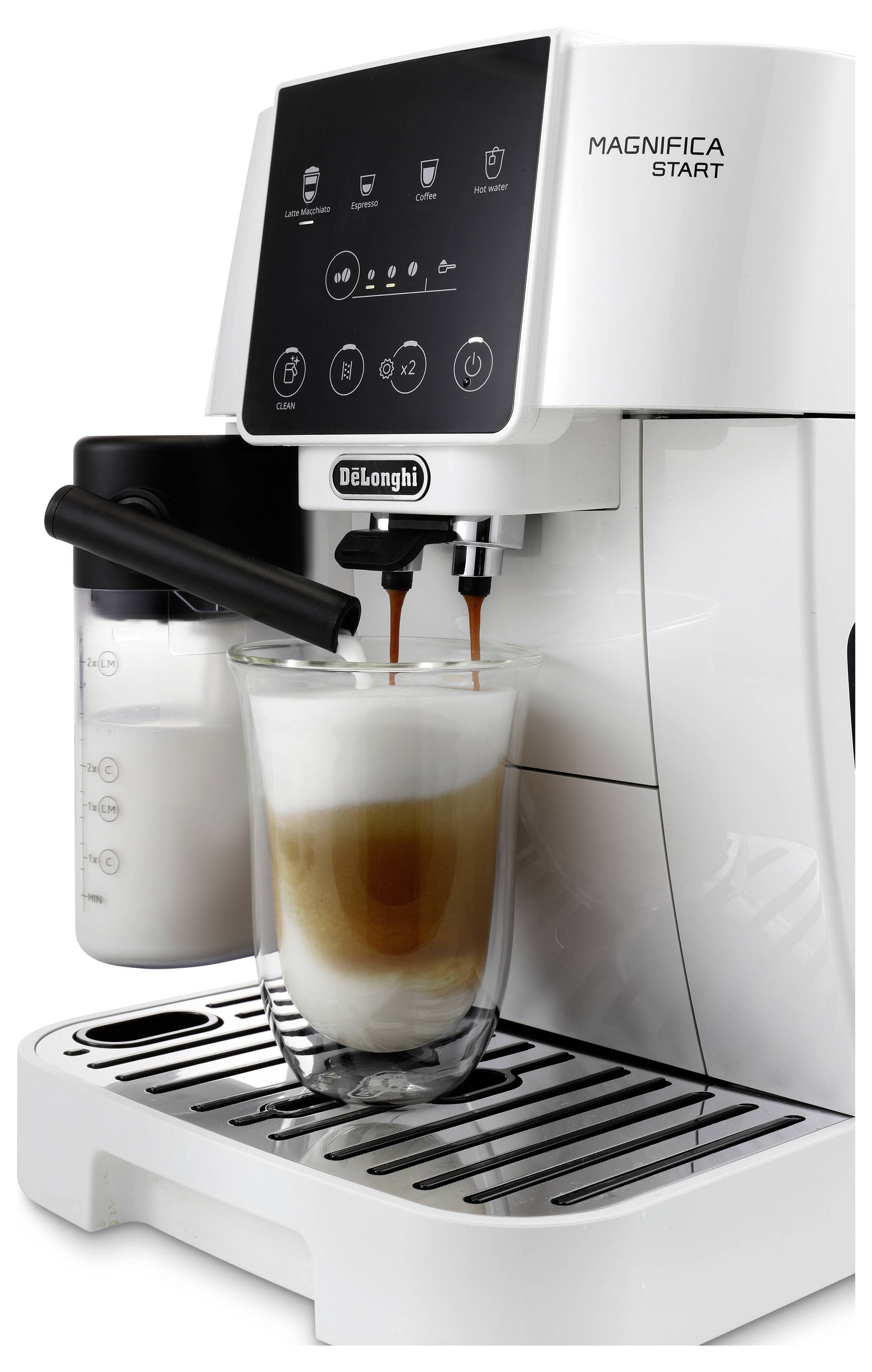 Machine à café Delonghi Magnifica Start en train de mousser du lait dans un verre, créant une boisson café aux couches distinctes.
