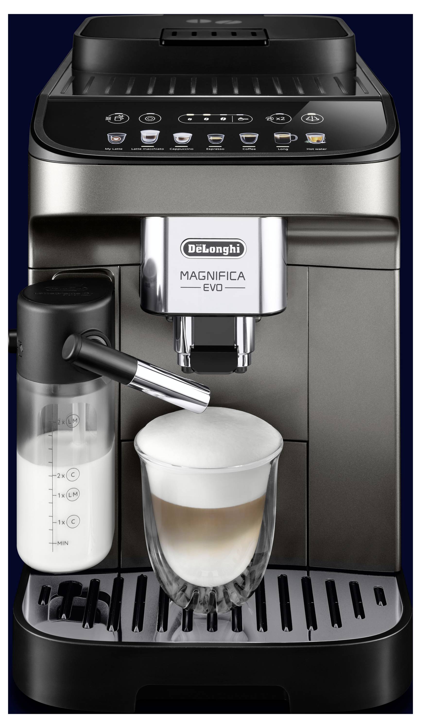 Une machine à espresso DeLonghi Magnifica Evo distribuant un café couronné de mousse de lait dans un verre.