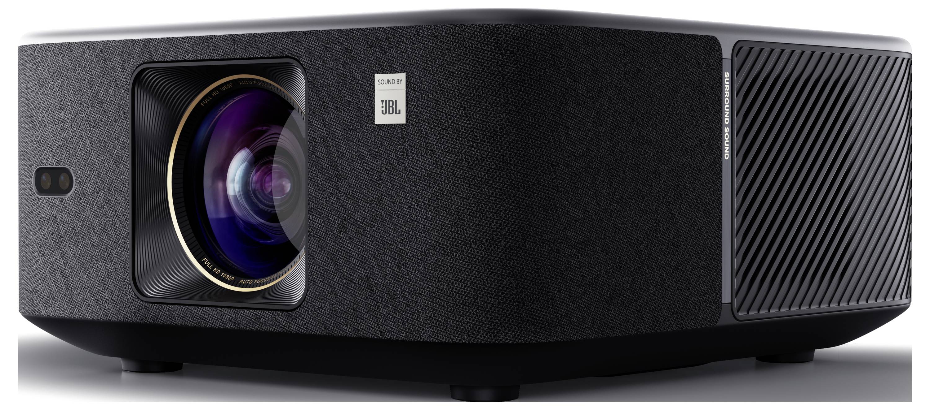 Un projecteur noir, de forme carrée, avec un objectif proéminent à l'avant, portant des logos de marque sur le côté, est posé sur une surface plane.