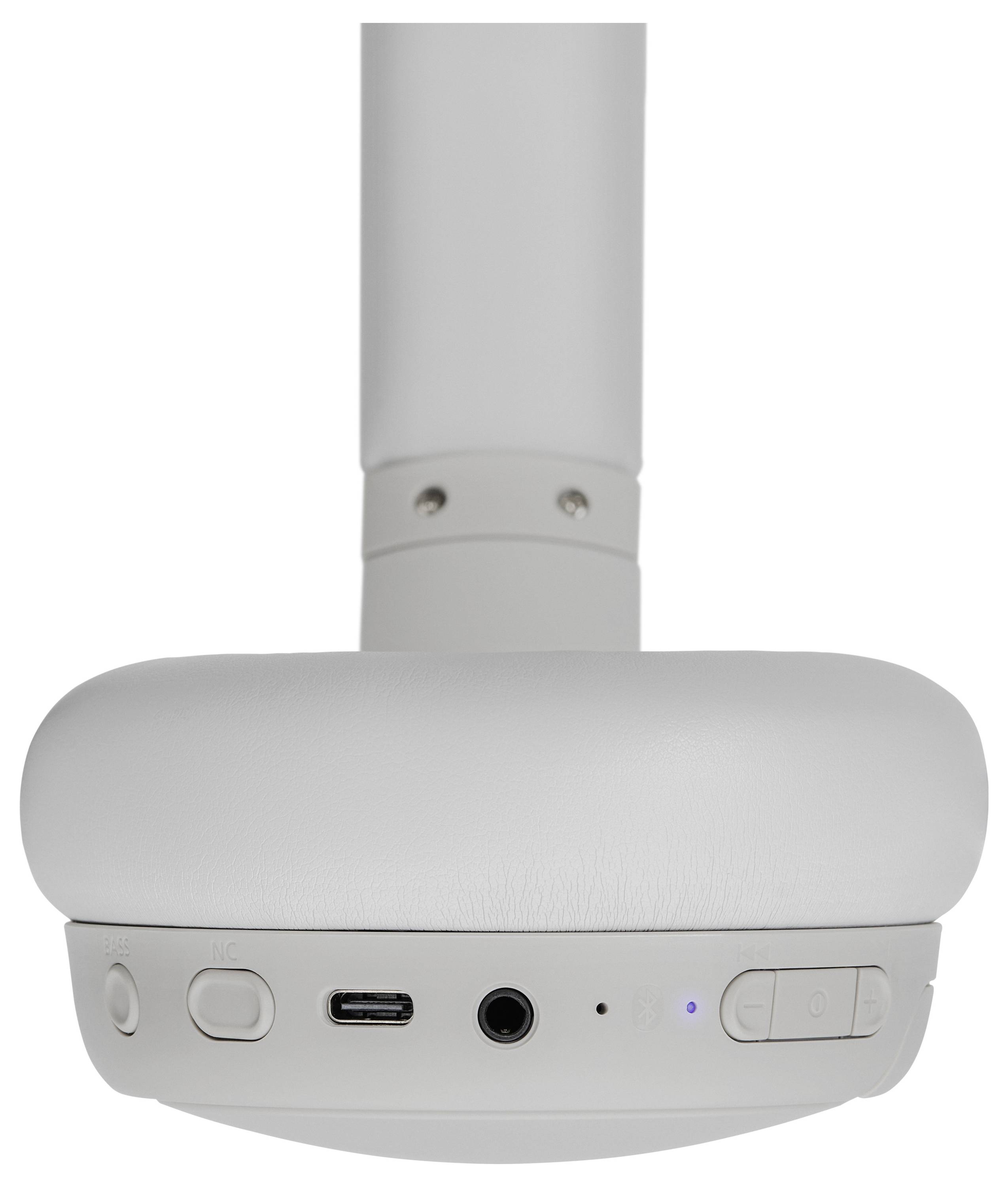 Gros plan sur un casque audio montrant les boutons de contrôle et les ports sur le pavillon, incluant un port USB-C et un bouton marche/arrêt.