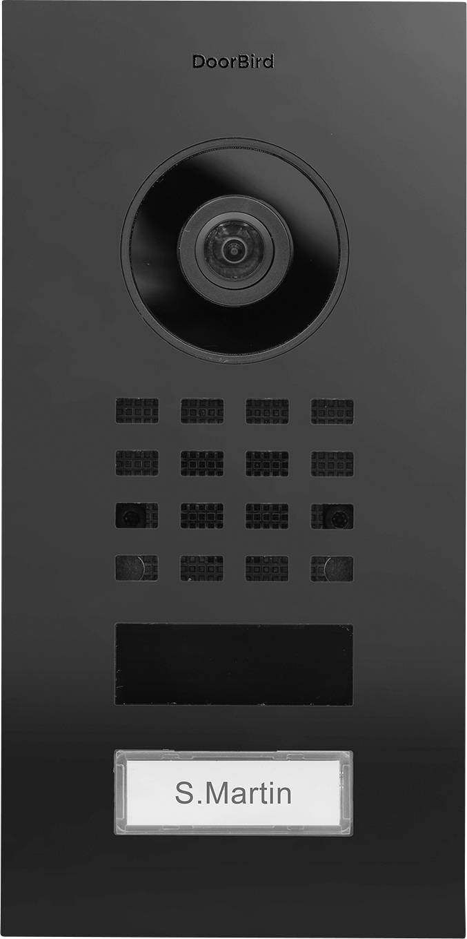 Un interphone DoorBird noir présente un objectif de caméra en haut et une plaque nominative en bas indiquant 'S. Martin'.