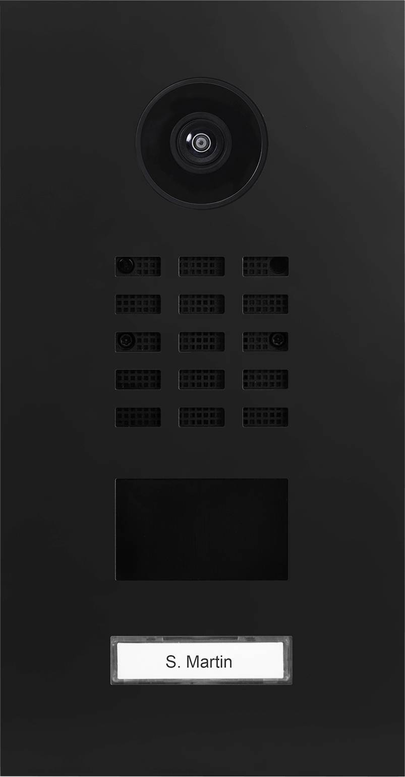 « Panneau d'interphone avec objectif de caméra, grille de haut-parleur et une plaque nominative portant l'inscription S. Martin. »